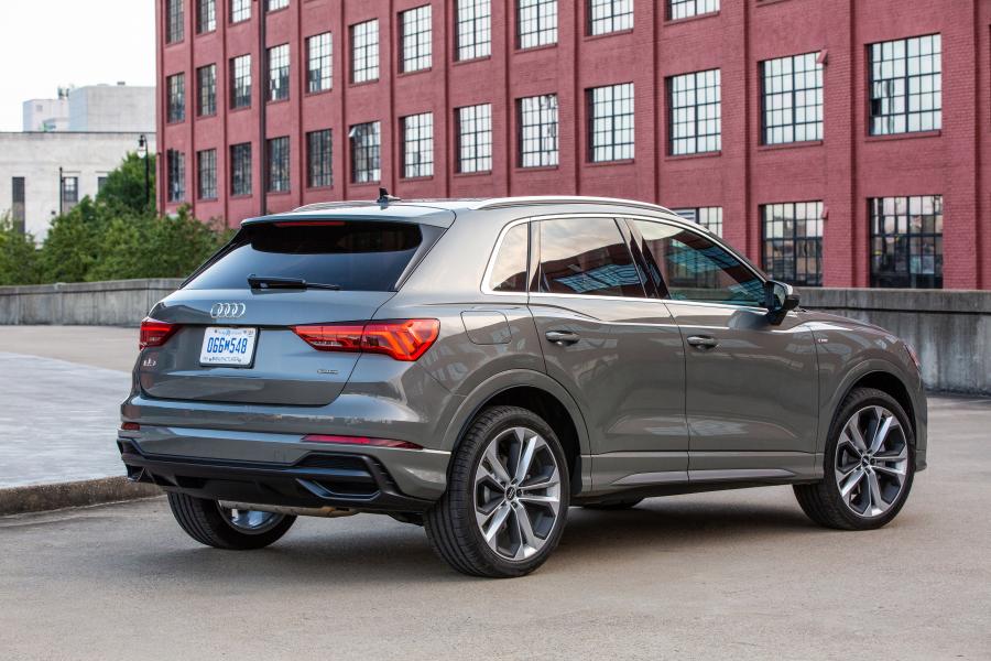  Audi Q3 2.0 TFSI Quattro S-Line 2019 года  (NA) (фото 32 из 42)